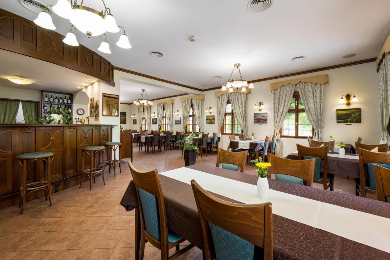 Hotel Zlaty Lev Яблонец-над-Нисоу Экстерьер фото